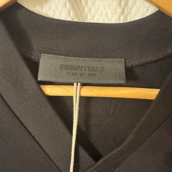 NWT FEAR OF GOD ESSENTIALS Black V-Neck T-Shirt Size: M - Picture 4 of 9